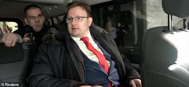 El momento en que un diplomático ruso es emboscado por agentes del FSB y detenido en una furgoneta por «pasar secretos a la inteligencia estadounidense»