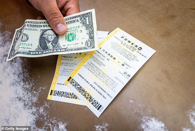 El ganador del premio mayor de Powerball de 1.820 millones de dólares espera angustiosamente el premio en medio de peculiaridades de la ley estatal