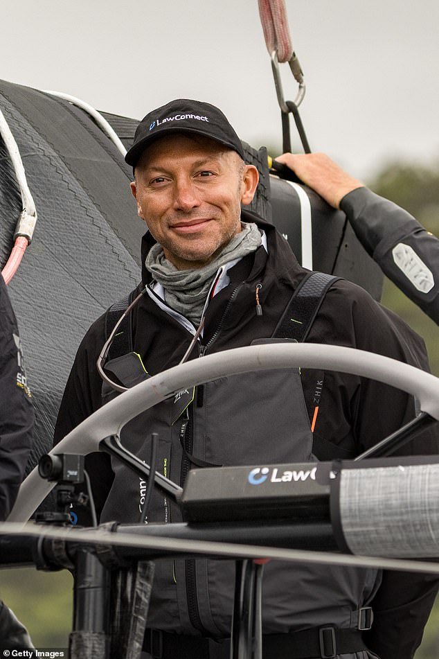 El atleta olímpico Ian Thorpe encabeza un conmovedor homenaje a las víctimas del tiroteo masivo de Bondi en Sydney en la regata de yates de Hobart, mientras los principales contendientes se retiran temprano en condiciones traicioneras.
