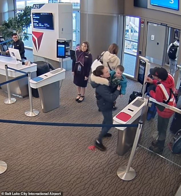 Extrañas imágenes del aeropuerto muestran a una madre huyendo a Europa con sus cuatro hijos en medio de una batalla por la custodia con su padre.