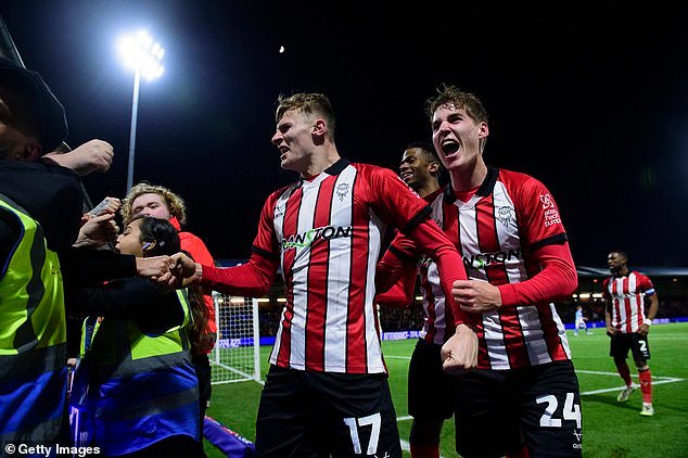 Este Boxing Day fue una triste mancha en la historia de la máxima categoría inglesa gracias a la Premier League y Sky, pero mi día en el condado de Stockport me recordó todo lo hermoso de esta preciosa tradición, escribe Oliver Holt.