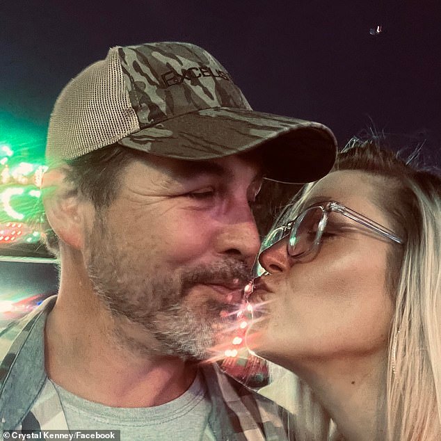 Una nota trágica dentro de la caída de un recién casado que asesina a su esposa en una disputa futbolística revela su secreto más oscuro