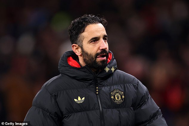 Ruben Amorim revela por qué finalmente cambió la formación del Man United y bromea diciendo que puede disfrutar del Boxing Day sin necesidad de hablar de «portería a cero, cuatro defensas o Kobi Mainu».