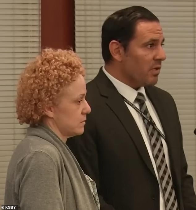 La sala del tribunal estalló cuando la madre de Melody Buzzard se declaró inocente del asesinato de su hija.