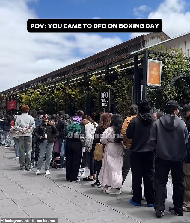 Los compradores luchan contra enormes colas en las ventas del Boxing Day: se revela la loca cifra que los australianos gastarán
