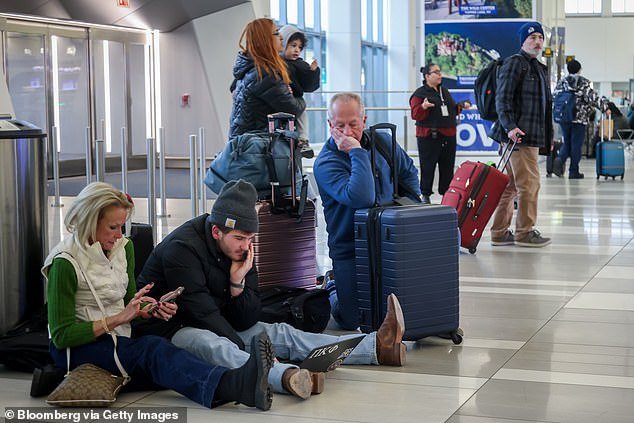 Una enorme tormenta de nieve posterior a Navidad asoló el noreste, dejando a millones de personas varadas y a los aeropuertos en el caos mientras California se recupera de las inundaciones.