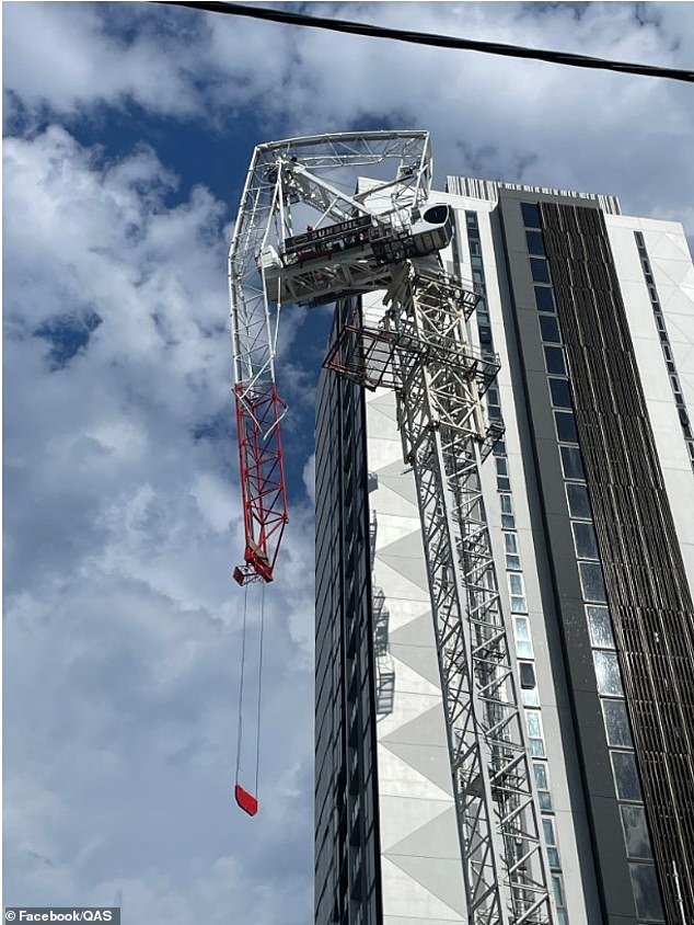 Turistas quedaron varados después de que fuertes tormentas derribaran una grúa gigante y causaran caos navideño en un parque de caravanas