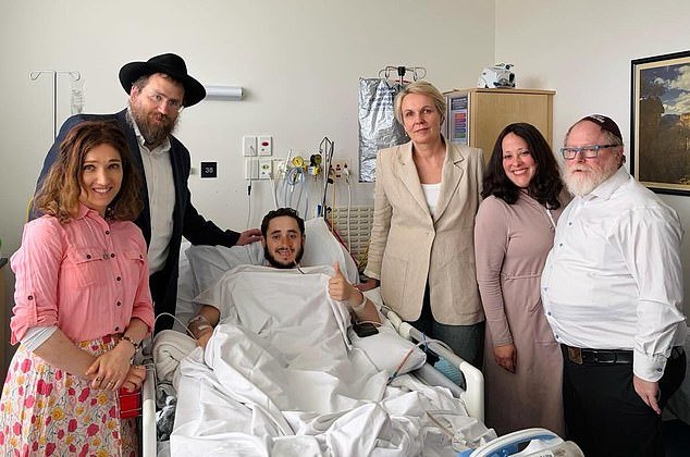 El joven rabino que salvó a un policía herido durante el tiroteo en Bondi Beach fue fotografiado después de someterse a una cirugía grave.