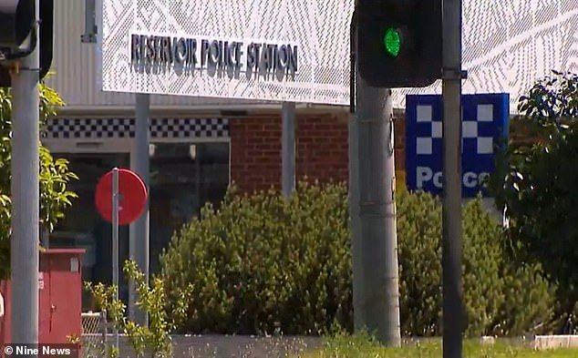 Un ladrón de auto retuvo a una mujer con un cuchillo frente a una comisaría de policía con poco personal