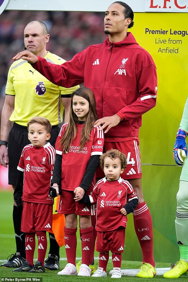 Escena emotiva en Anfield cuando los chicos de Diogo Jota sacan las mascotas del equipo para el partido entre los dos ex equipos del ex delantero del Liverpool.