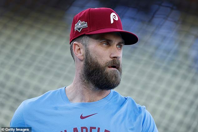 La estrella de la MLB, Bryce Harper, lanza una indirecta apenas velada al jefe de los Filis con un mensaje en la camiseta de la temporada baja