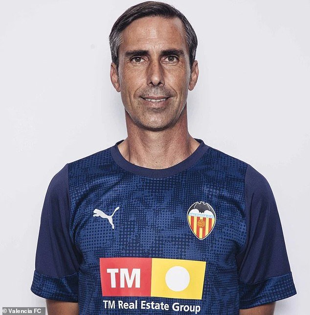 Los homenajes han llegado a raudales después de que se temiera que un entrenador de fútbol español de primera categoría y sus tres hijos murieran después de que su barco turístico se hundiera en un mar embravecido.