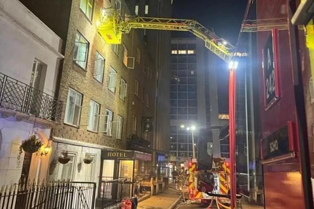 Cuatro personas rescatadas y 36 evacuadas del incendio de un hotel en el centro de Londres: los bomberos acusan a un fumador de poner en peligro sus vidas al no sacar sus cigarrillos
