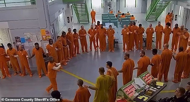 Reclusos de una prisión de Michigan se unen en oración el día de Navidad