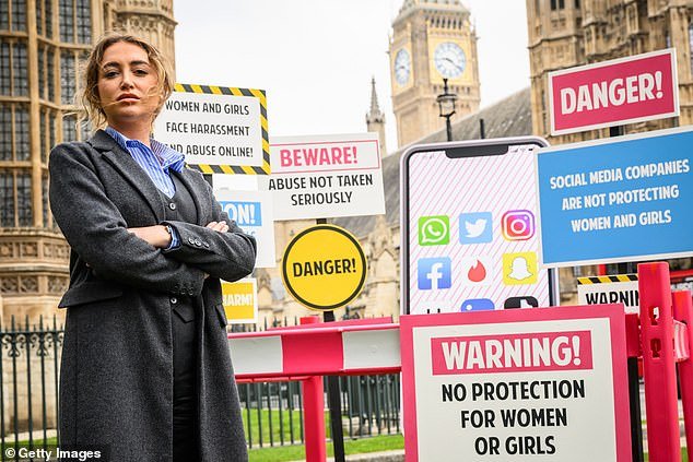 La ‘pornografía de venganza’ traiciona a miles de mujeres: 40.000 casos identificados, pero solo el tres por ciento de los acusados son acusados mientras las nuevas aplicaciones de inteligencia artificial ayudan a los abusadores a humillar a las víctimas