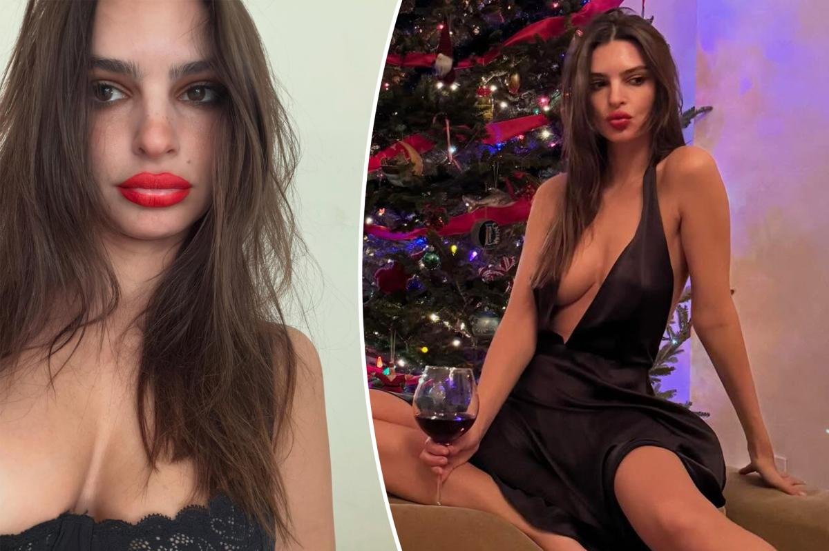 Emily Ratajkowski luce un escotado vestido de satén negro frente a un árbol de Navidad en una publicación de Instagram