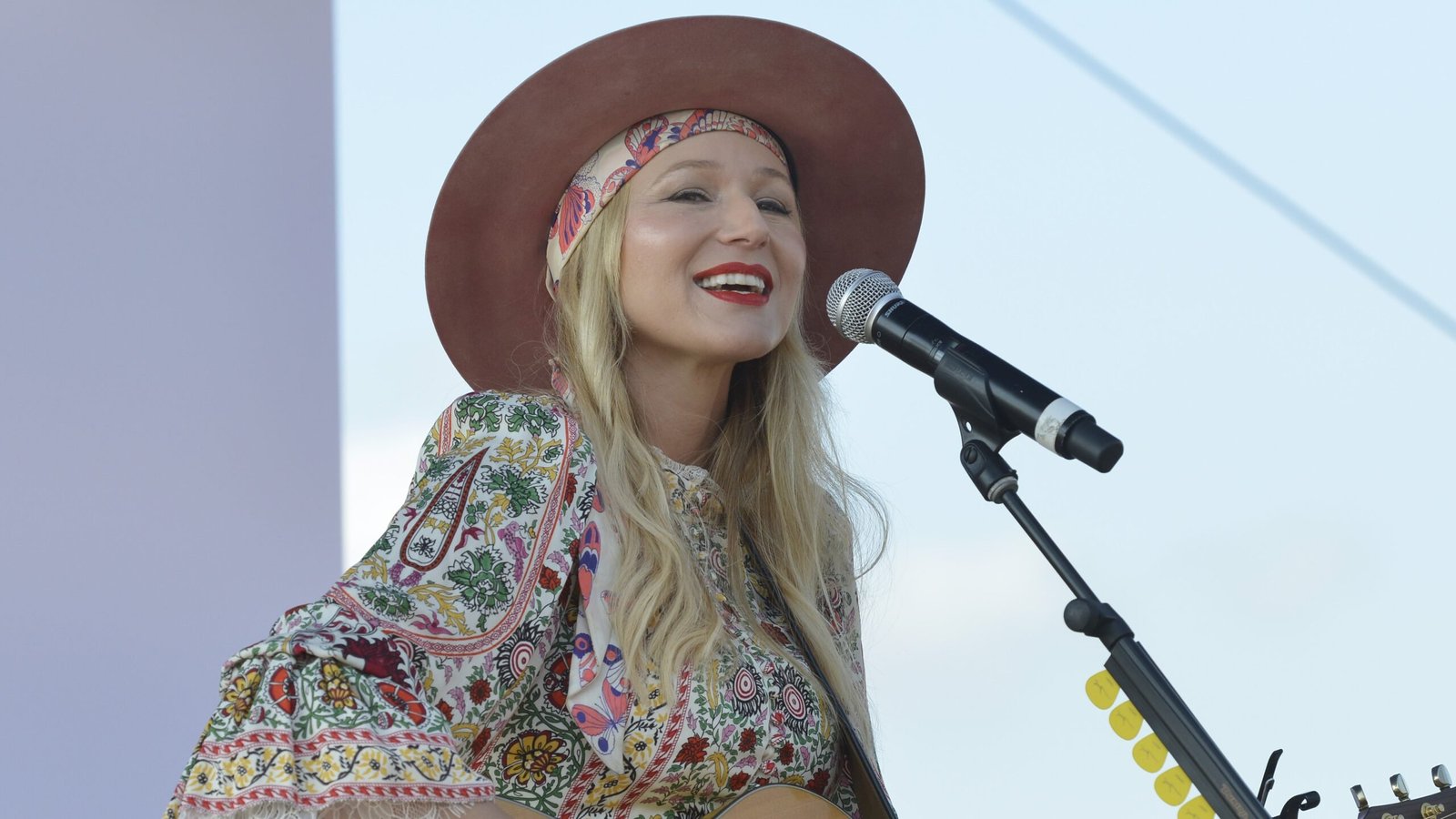 Jewel aturde en bikinis eternos y ardientes que atrapan la sed