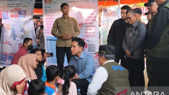 Endipat Wijaya, miembro de la RPD, elogió a Ferry Irwandi y a otros voluntarios por ayudar a las víctimas del desastre en Sumatra.