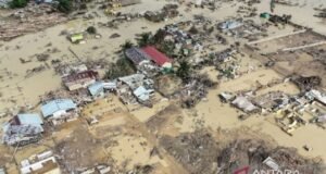 En una lucha sin cuartel hasta que el barco es impactado, los voluntarios gritan a los oficiales para que controlen la situación de Aceh.