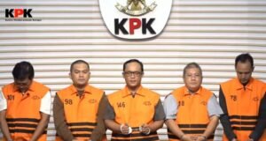 El regente de Central Lampung guardó silencio sobre su designación como sospechoso y, en cambio, bromeó con los periodistas diciéndoles que «hoy estás hermosa».