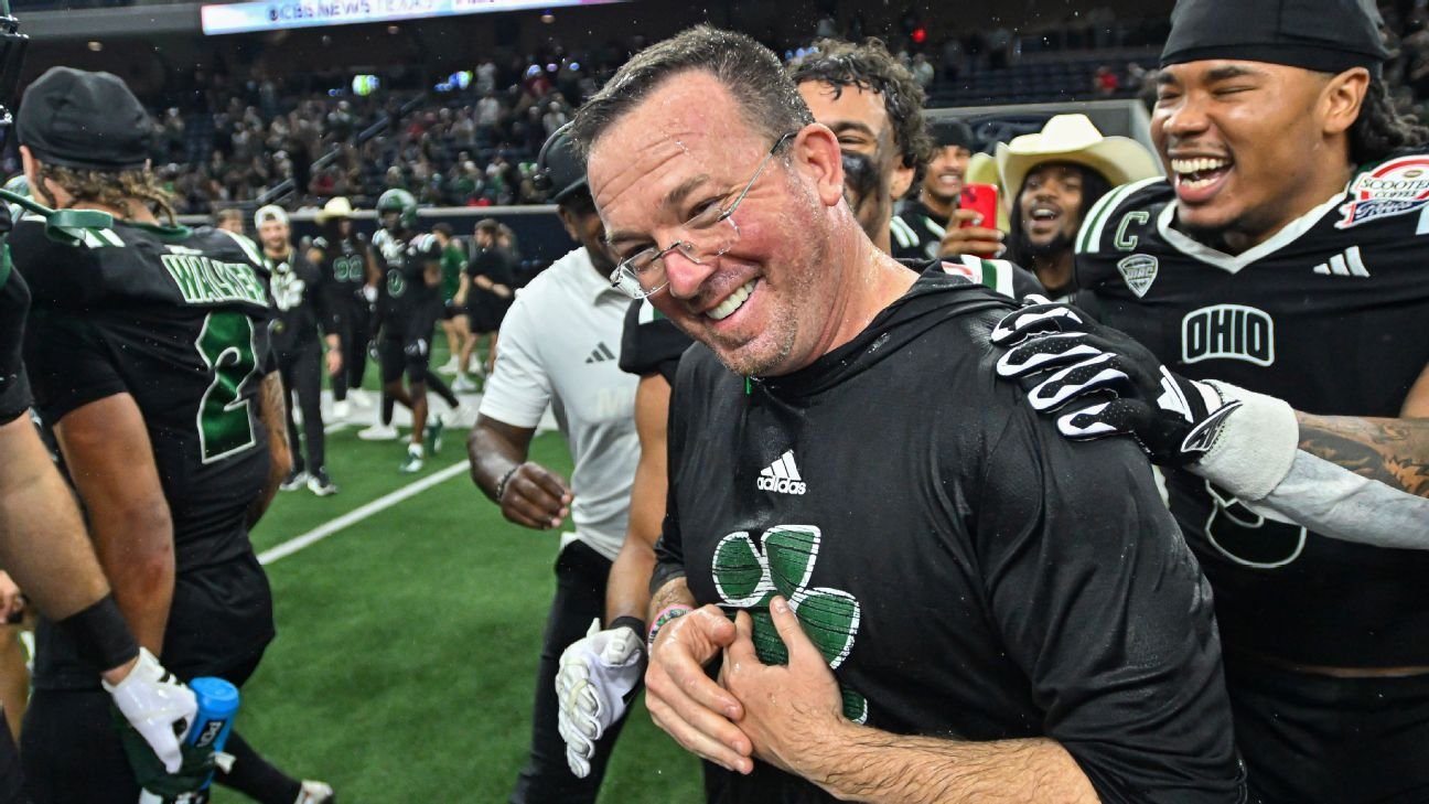 Ohio contrató a John Houser como entrenador después de que Brian Smith fuera despedido con causa justificada