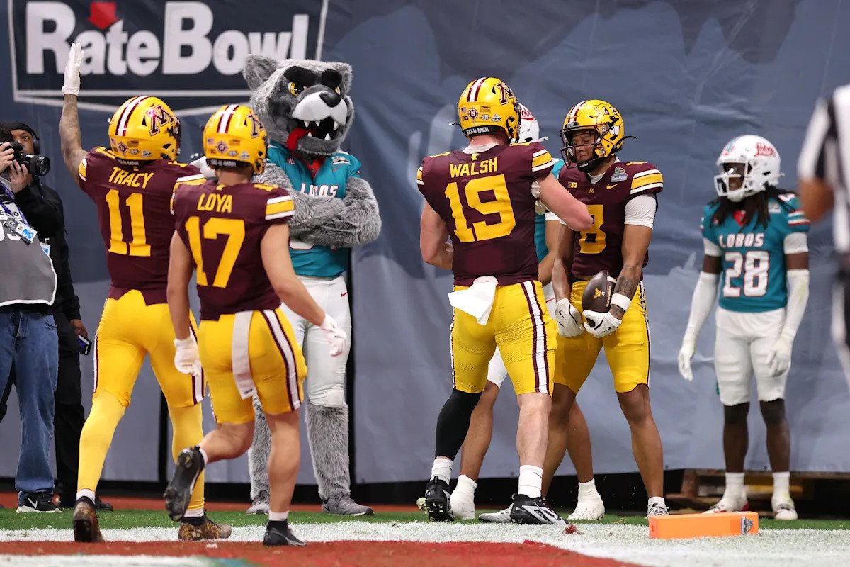 La segunda captura de touchdown de Jalen Smith asegura el Rate Bowl mientras Minnesota niega a Nuevo México su primera temporada de 10 victorias desde 1982.