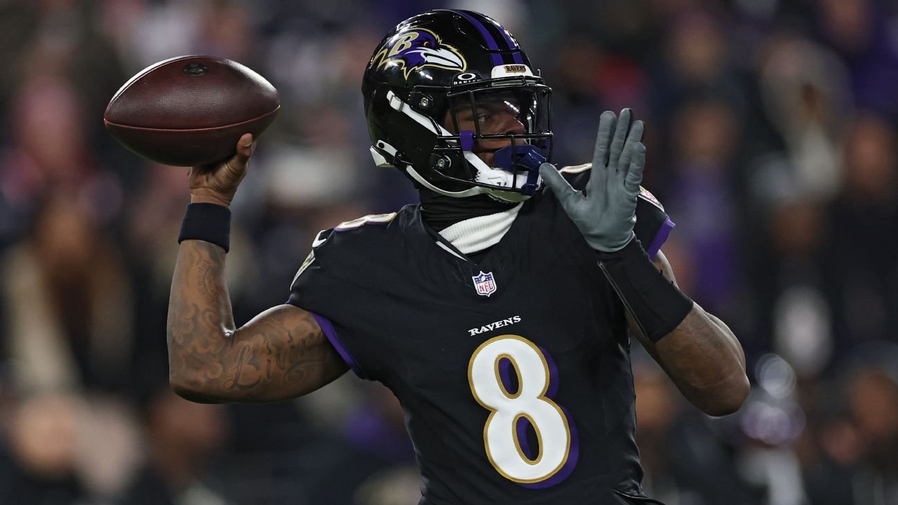 Ravens QB Lamar Jackson (atrás) inactivo en Packers