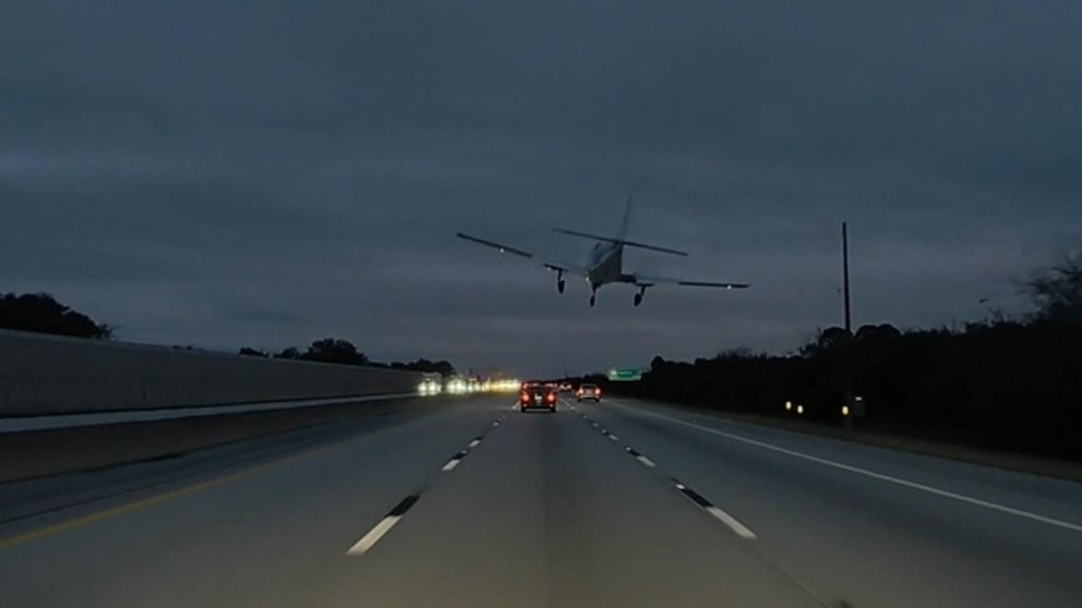 MIRAR: Avión se estrella y choca contra un auto en la I-95 en Florida