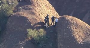 Video Rescatistas de Arizona rescatan a un excursionista atrapado en una roca en Camelback Mountain