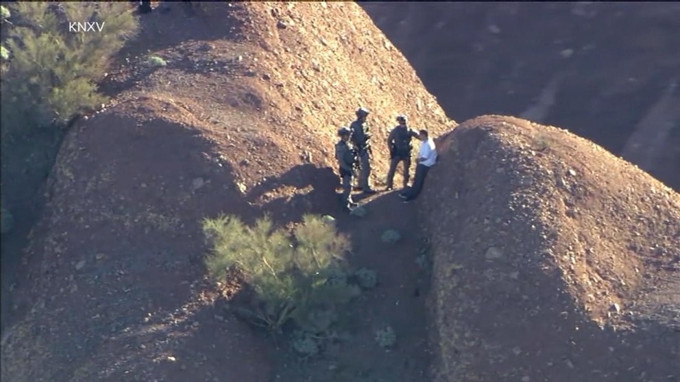 Video Rescatistas de Arizona rescatan a un excursionista atrapado en una roca en Camelback Mountain