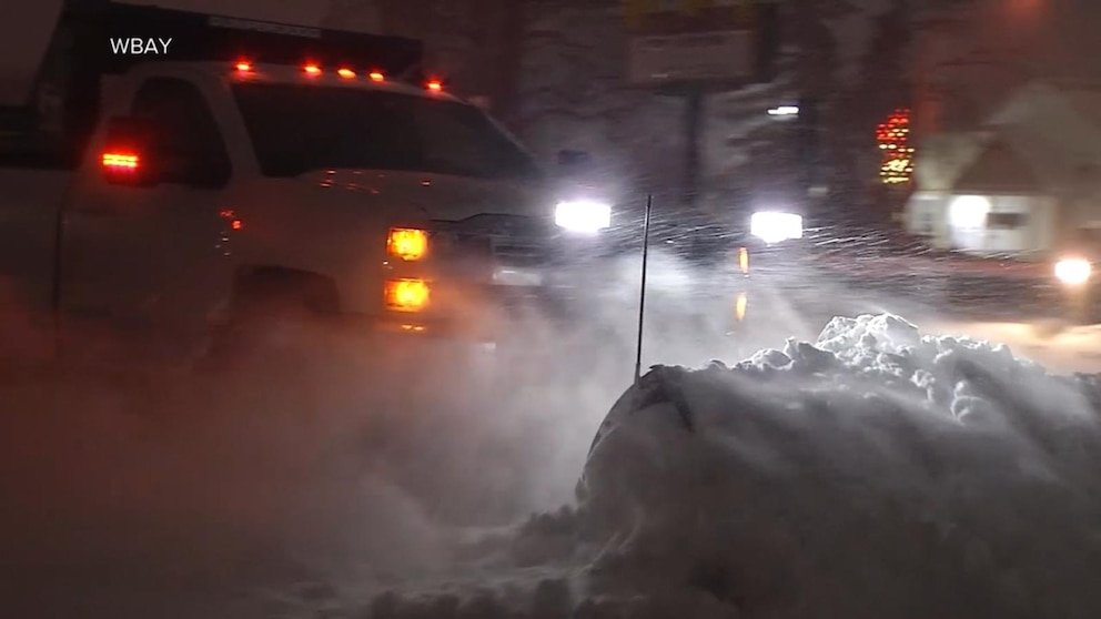 MIRAR: El clima extremo provoca rescates mientras el caos causa estragos de costa a costa