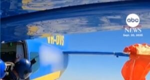 MIRA: El paracaídas de un paracaidista se atasca en el avión