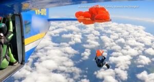 MIRAR: Los paracaidistas evitan por poco el desastre