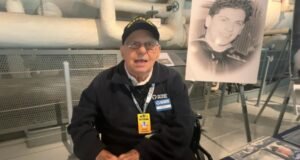 MIRAR: A los 100 años, un veterano de guerra todavía se ofrece como voluntario para contar la historia