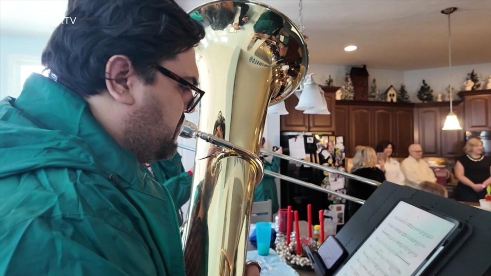 MIRAR: Los músicos de villancicos de Indie Big Band transmiten alegría navideña a los necesitados