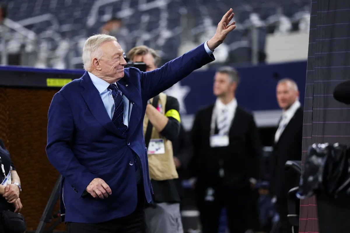 El propietario de los Cowboys, Jerry Jones, intenta vender a los fanáticos una defensa costosa apenas unos meses después de canjear a Micah Parsons.