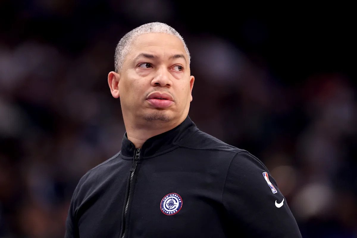 Tyronn Lue, de los Clippers, negó un informe de que no ha hablado con Chris Paul durante varias semanas.