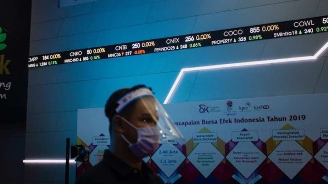5f18f482c7148-karyawan-mengamati-layar-yang-menampilkan-informasi-pergerakan-harga-saham_665_374.jpg