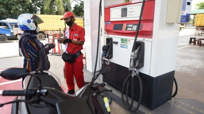 6253cb7b44831-ilustrasi-pom-bensin-pertamina_665_374.jpg