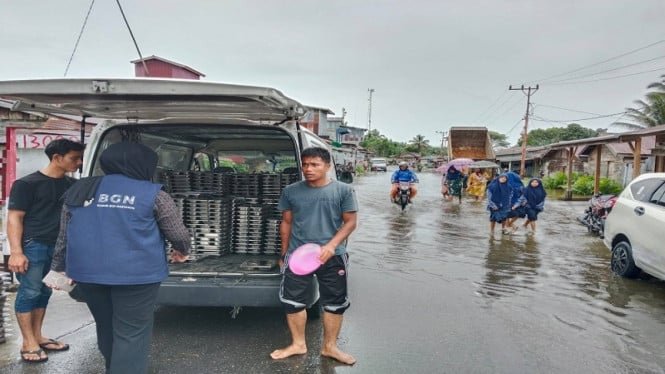 692b141461e34-bgn-aceh-menyalurkan-makan-bergizi-gratis-bagi-korban-banjir_665_374.jpg