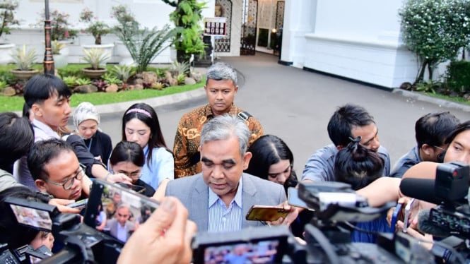 Mujani sobre los troncos durante las inundaciones en Sumatra: eso es tala antigua