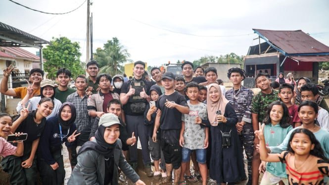 No se limitó a hablar, Verrel Bramasta fue directamente a ayudar a las víctimas del desastre de Padang.