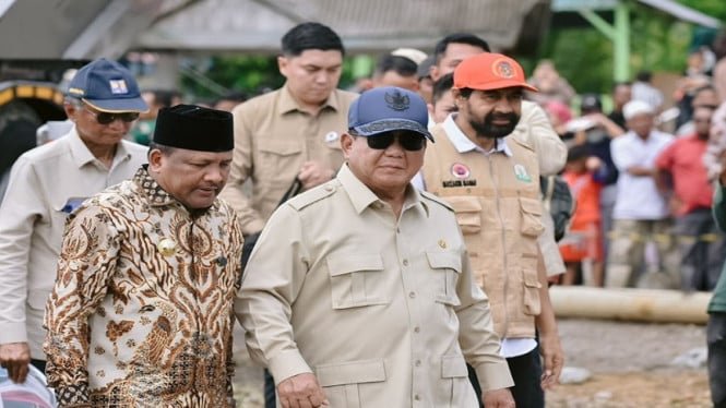 69355f1641f74-presiden-prabowo-subianto-meninjau-wilayah-terdampak-banjir-di-bireun-aceh_665_374.jpg