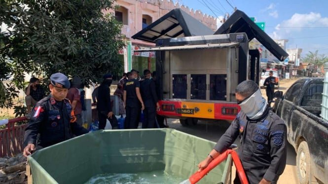 693599956620a-brimob-polri-kerahkan-8-unit-water-treatment_665_374.jpg