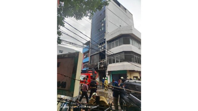 6937e6c28ba60-kebakaran-gedung-di-cempaka-baru-kemayoran-jakarta-pusat_665_374.jpg