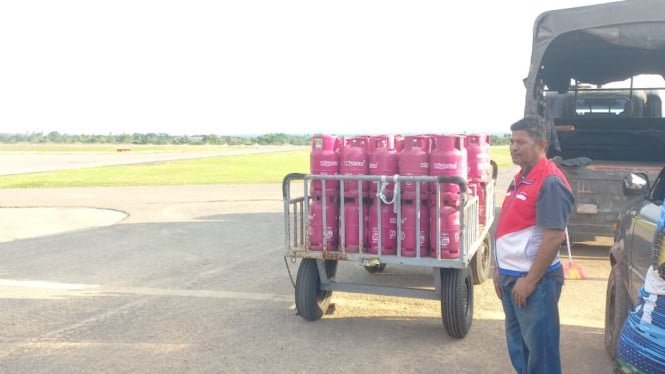6938005c30a19-pertamina-kirim-gas-lpg-ke-lokasi-bencana-pakai-pesawat_665_374.jpeg