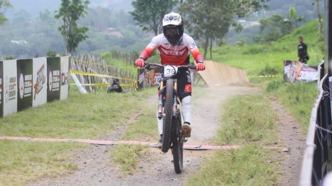 6938ea9a3cf60-aksi-rendy-varera-sanjaya-di-garis-finis-76-indonesian-downhill-2025_665_374.jpg