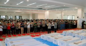 ¡Momentos Haru! El inspector general Gatot Tri rinde homenaje a las 24 víctimas del desastre de Sumatra cuyas identidades se desconocen