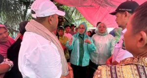 Al visitar a las víctimas de las inundaciones en Sumatra occidental, Rustini Muhaimin dijo que no debería haber obstáculos en la gestión de desastres.