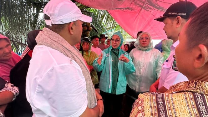 Al visitar a las víctimas de las inundaciones en Sumatra occidental, Rustini Muhaimin dijo que no debería haber obstáculos en la gestión de desastres.